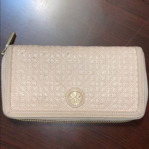 tory burch wallet fine condition